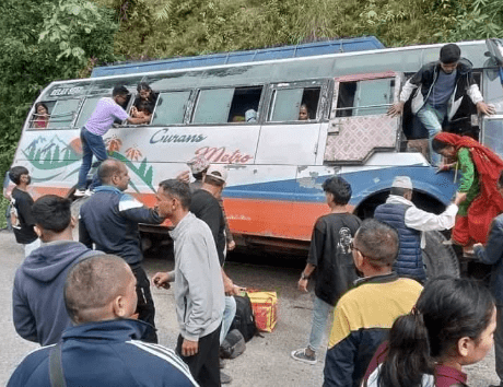 डोटी जाँदै गरेको बस कैलालीमा दुर्घटना