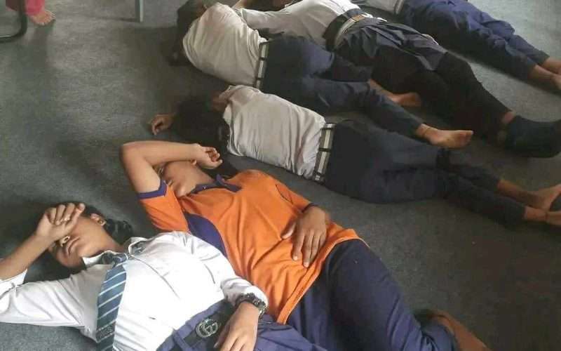 अत्याधिक गर्मी का कारण विद्यार्थी वेहाेस