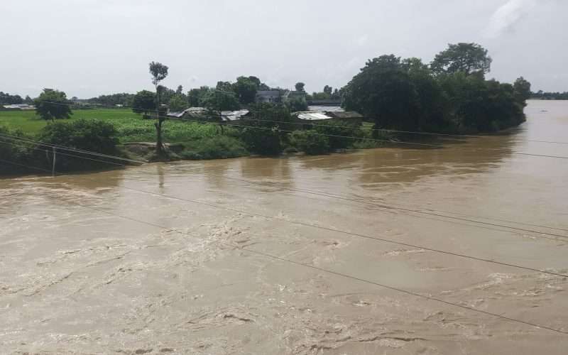 बाढीले बगाउँदा दुई जनाको मृत्यु