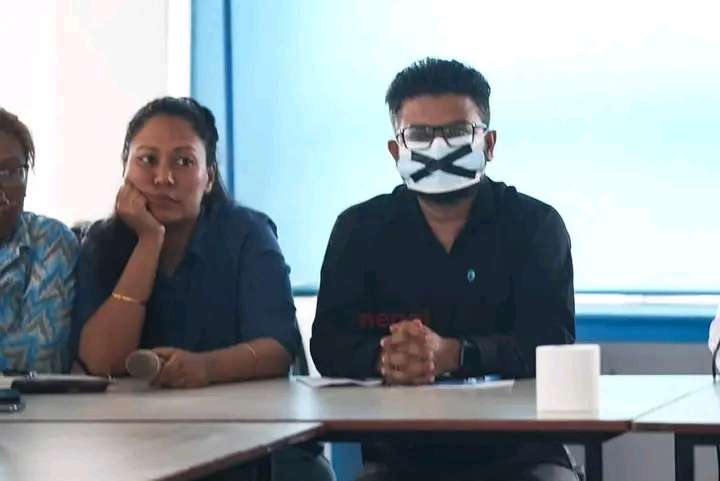 रास्वपा बैठकमा महामन्त्री मुखमा कालाे पट्टीद्वारा विरोध