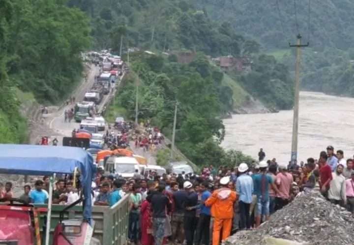 देशभर बाढी र पहिरो वितण्डा ठुलो जनधनको क्षति,सावधानी बन्न अनुरोध