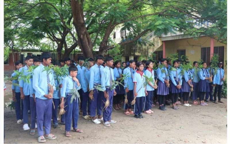 दाङको राप्ती गाउँपालिकाले ९ सय १५ जना विद्यार्थीहरुलाई विभिन्न फलफुलको  विरुवा वितरण गरेको छ् ।