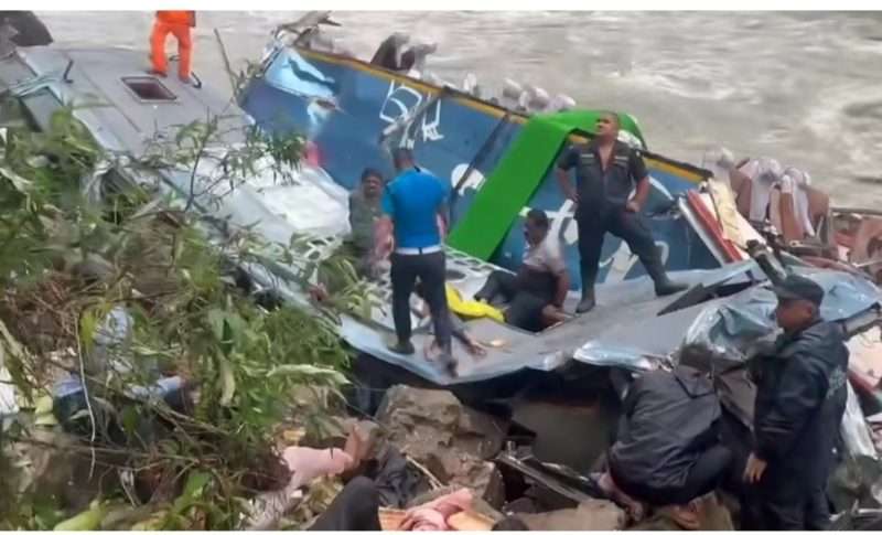 मर्स्याङ्दी नदीमा बस  खस्दा १४ जनाको मृत्यु र १६ जना घाइते