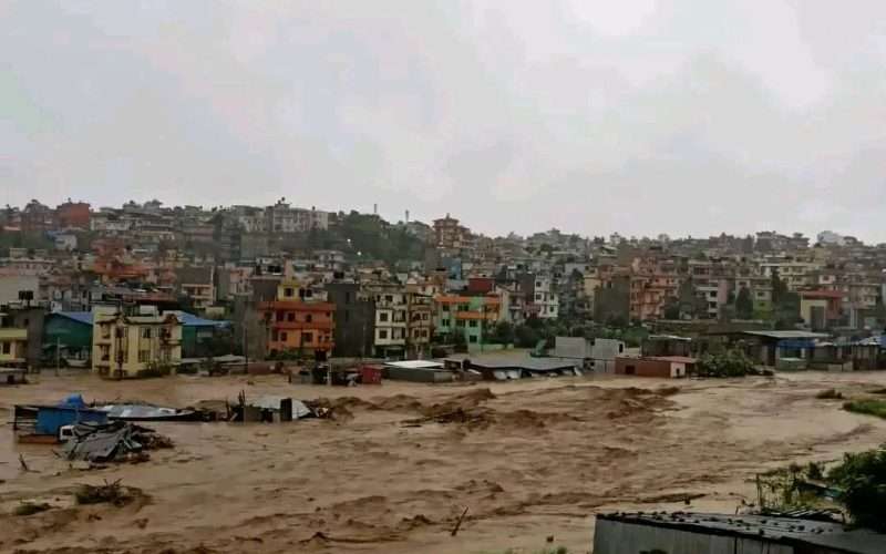 लगातार बर्षासंगै ९९ काे ज्यान गएकाे छ भने ७२ बेपत्ता