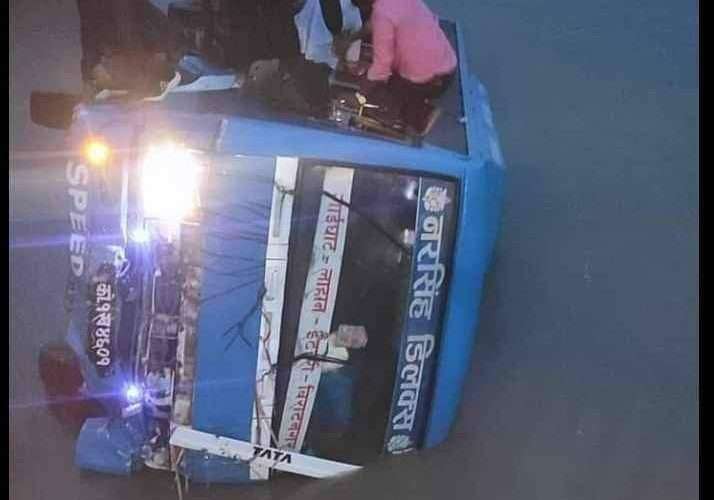 सप्तकोसीमा खसेको बसबाट सबै यात्रुको सकुशल उद्धार