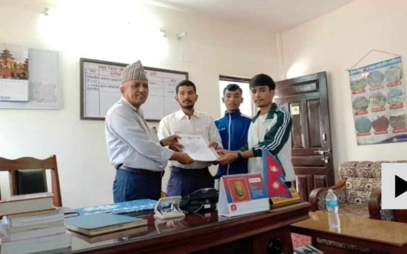 दोषी ठहर भएका कांग्रेस संसद धनबहादुर केसी  र मन्त्री कुर्मी पदमुक्त गर्न माग गर्दै नेकपा बहुमतले रोल्पा  जिल्ला प्रशासनमा ज्ञापन पत्र बुझायो