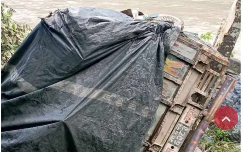 सिमलतालको २५ किलोबाट ट्रक त्रिशुलीमा खस्यो।