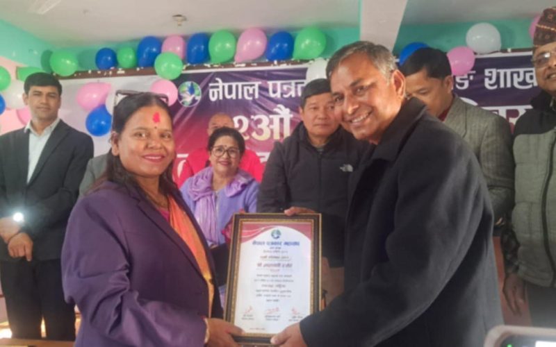 नेपाल पत्रकार महासघ दाङको उपाध्यक्षमा निर्वाचित नारायणी रजौरेले सपथ ग्रहण  लिइन् ।