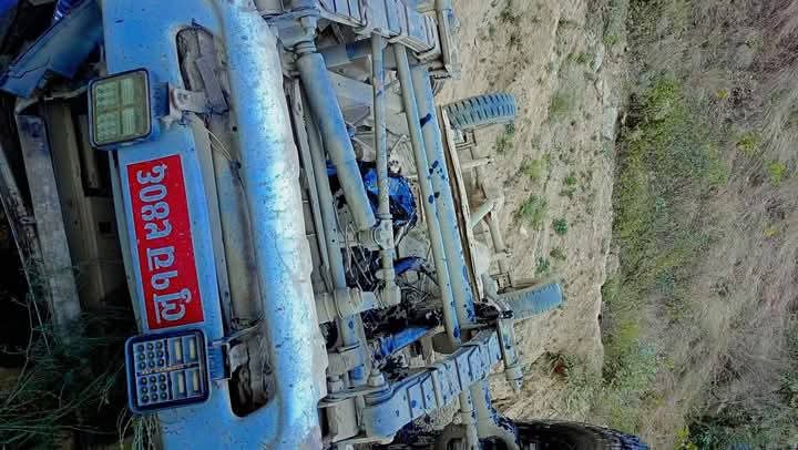 रोल्पा त्रिवेणी गाङमा  गाडी दुर्घटना हुँदा गंगादेबका एक शिक्षिकाको मृत्यु ,उनकै दुई बच्चा घाइते