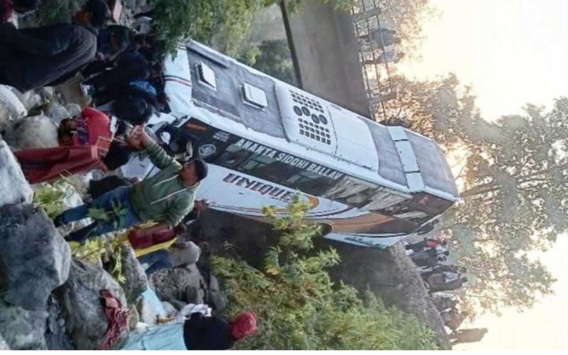 सुर्खेतबाट  कुम्भ मेला जाँदै गरेको बस दुर्घटना