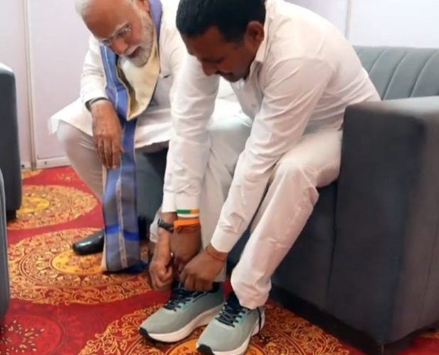 भारतीय प्रधानमन्त्री मोदीले किन लगाईदिए रामपाललाई जुत्ता
