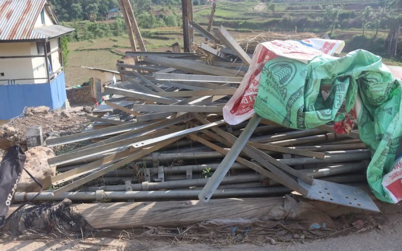 सयौं जनताले प्रयोग गरिरहेको चबिखोला पुलको सामान जनप्रतिनिधिले नै निकाल्न लगाएको वर्षौंदेखि अलपत्र