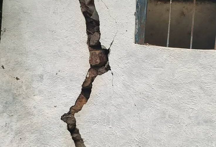 भवन चुहेर बस्न नसकिने  , शौचालयको भित्ता फाटेर   प्रयोग गर्न कठिन हुँदा पनि मा वि गाङ प्रति  सरकार रमिते