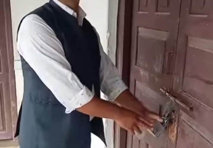 रोल्पाको त्रिवेणीगाउँ पालिकाको गाउँसभा हुनै लाग्दा सभाहलमा तालाबन्दी