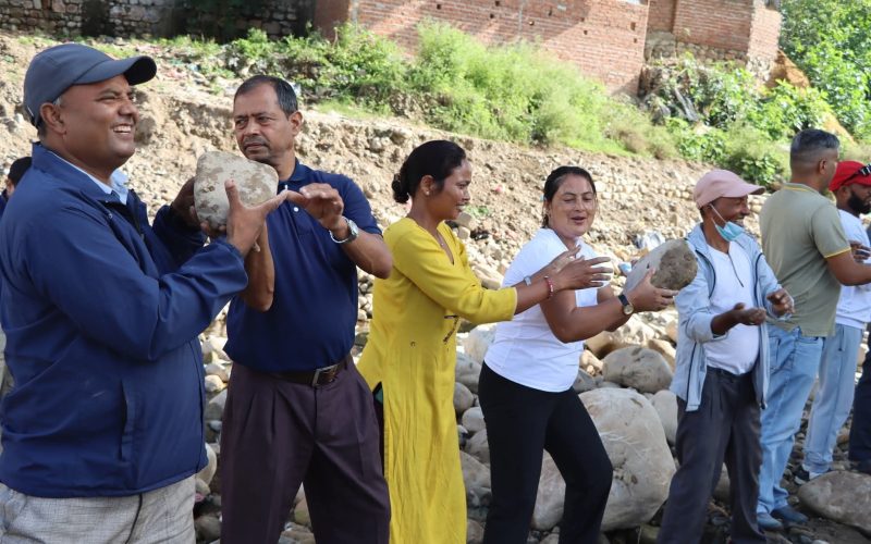 पातुखाेलामा जीर्ण बन्दै गएको पुल बचाउन माओवादीले श्रमदान