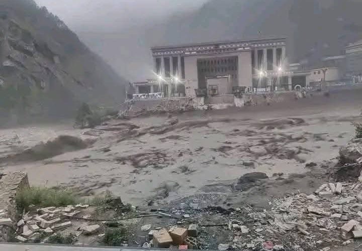 भोटेकोशीको बाढीले भन्सार यार्डमा ठुलो क्षति ,  १२ जना प्रहरी सहित केही जनता पनि फसे