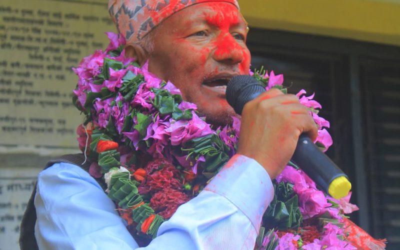 शिक्षण पेशाबाटै सन्तानहरु  बैंकिङ क्षेत्रको कर्मचारी , विज्ञ ,बैज्ञानिक अनुसन्धान कर्मि बनाएका ओलीले लिए पेशाबाट अवकाश