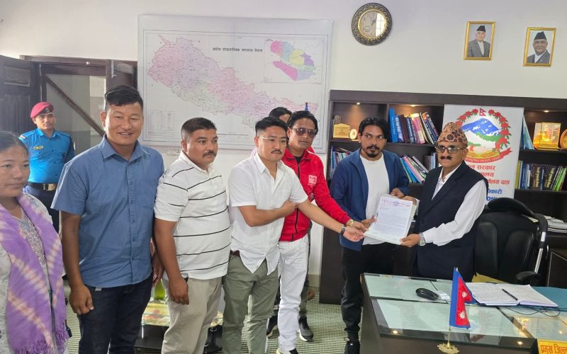 वाइसीएल नेपाल दाङले रासायनिक मल अभाव बारे ध्यानाकर्षण गर्दै सिडियोलाई  ज्ञापन पत्र  बुझायो