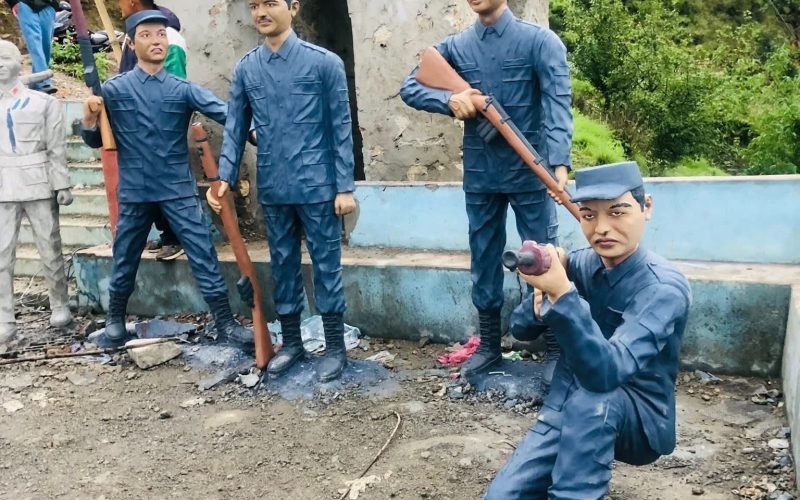 जनयुद्ध घोषणा गर्दा आक्रमण गरेको होलेरी चौकीमा माओवादी र प्रहरीको प्रतिमा