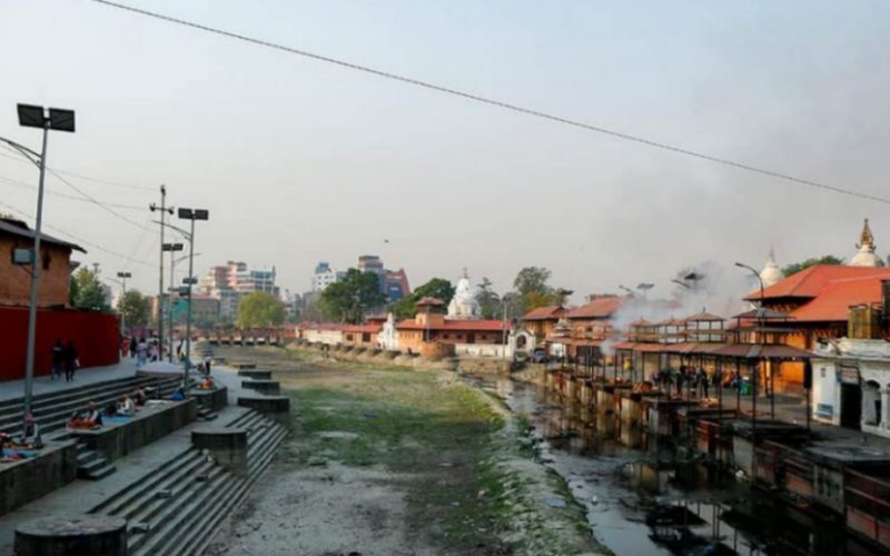 पशुपतिमा जलिरहेको शवबाट मासु झिकेर बेच्ने पक्राउ