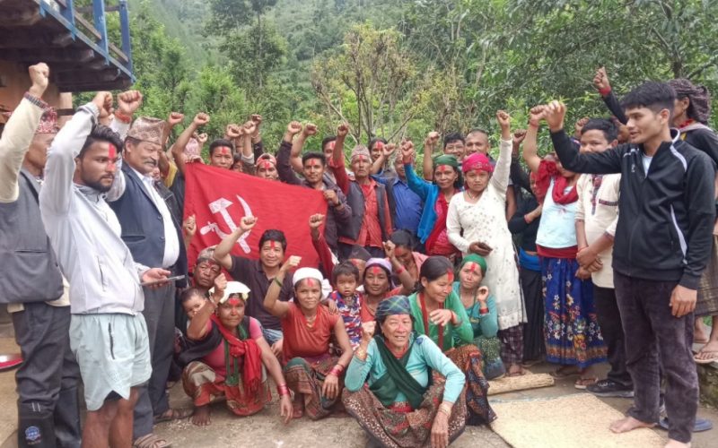 कांग्रेसको  पकड क्षेत्र सिर्प जुतुङ खोला टोलका ५२ घर धुरी माओवादीमा प्रवेश