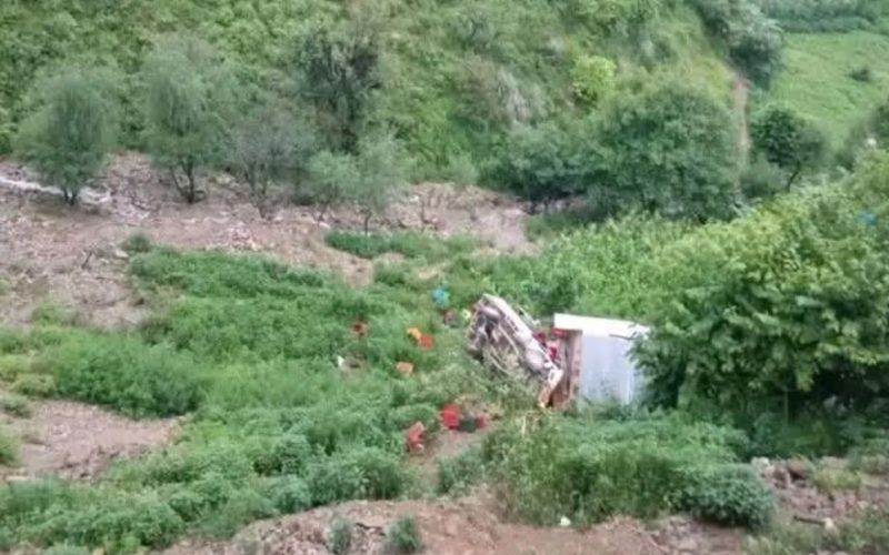 रोल्पाको त्रिवेणी गाउँपालिका ७ नन्दीखोला नजिक  पिक अप गाडी दुर्घटना