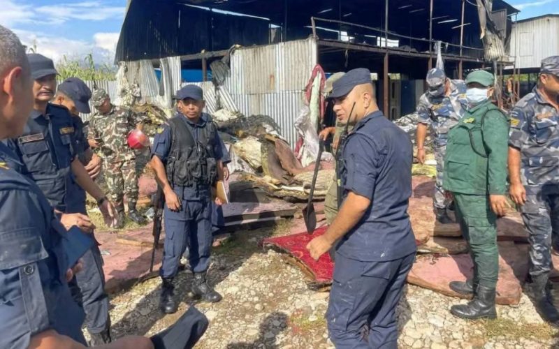 तुल्सिपुरको एक फर्निचर उद्याेगमा भीषण आगलागी