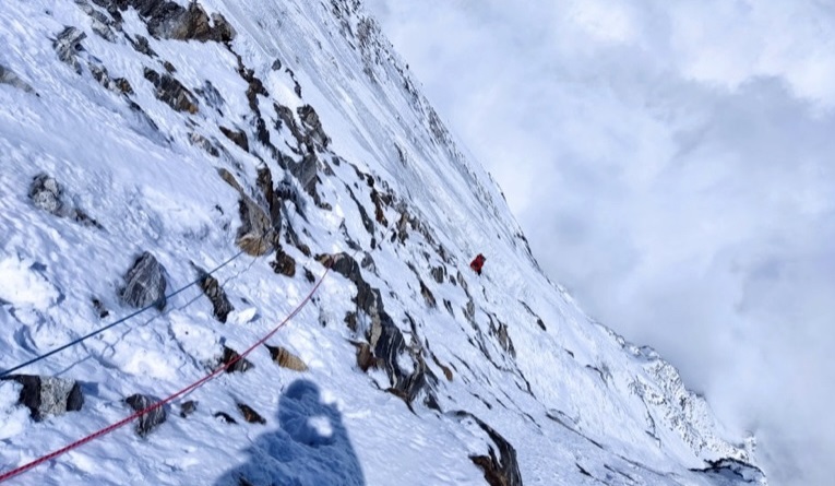 हिमपहिरोमा : सम्पर्कविहीन ४ जनाको खोजी चल्दै