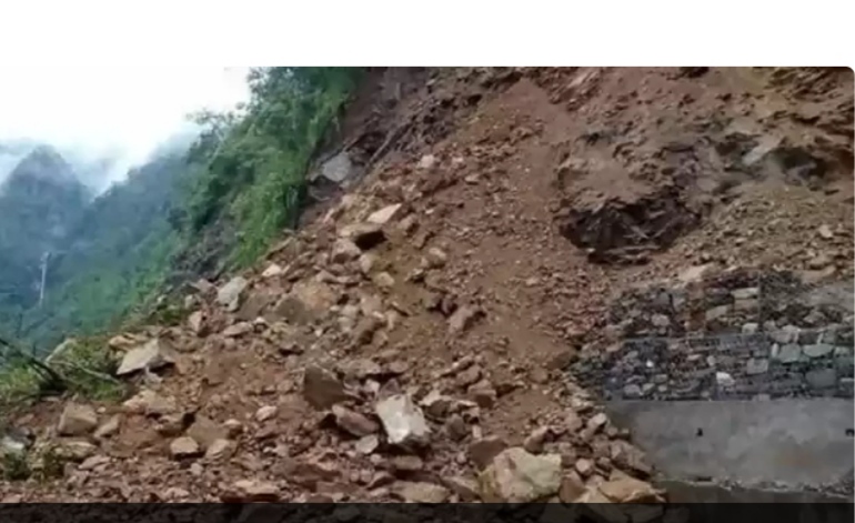 चितवनको टोपेखोलामा माथिबाट ढुंगा खस्दा २ वटा बसका ५ जना घाइते भएका छन् ।